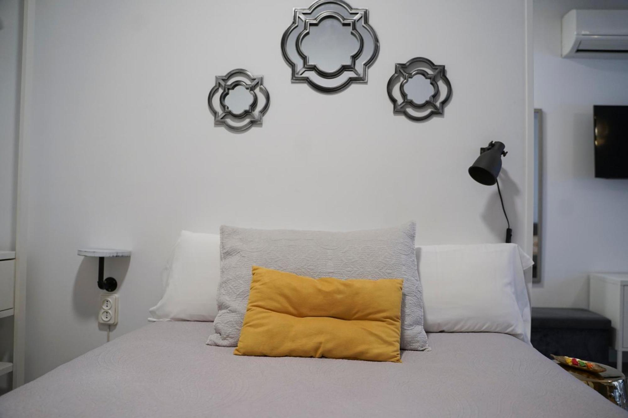 Apartamentos Suites Cariatide Пласенсия Екстериор снимка