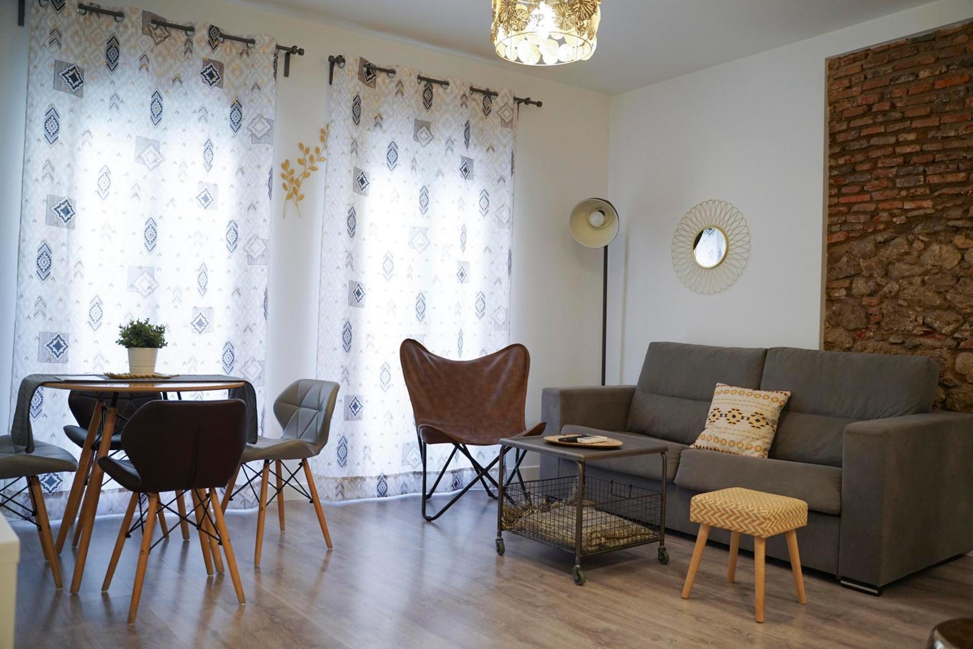 Apartamentos Suites Cariatide Пласенсия Екстериор снимка