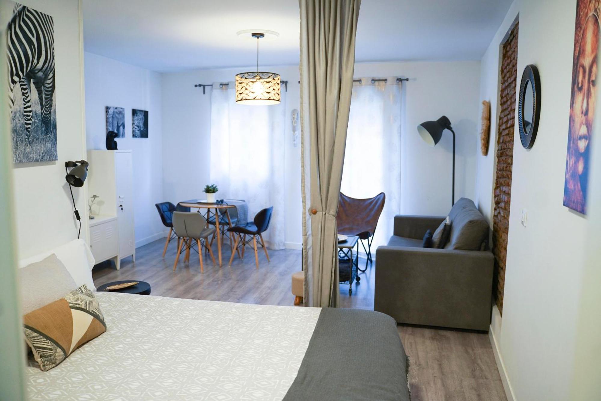 Apartamentos Suites Cariatide Пласенсия Екстериор снимка