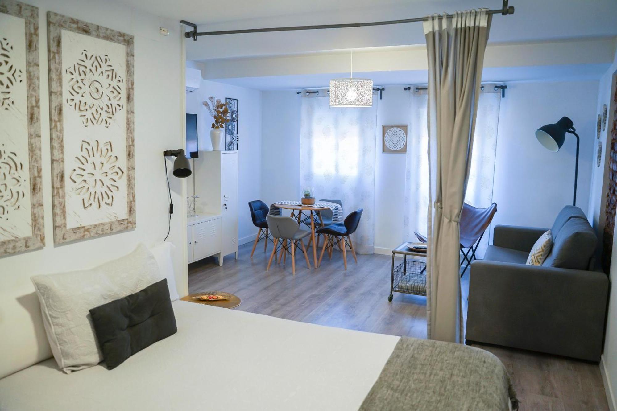 Apartamentos Suites Cariatide Пласенсия Екстериор снимка