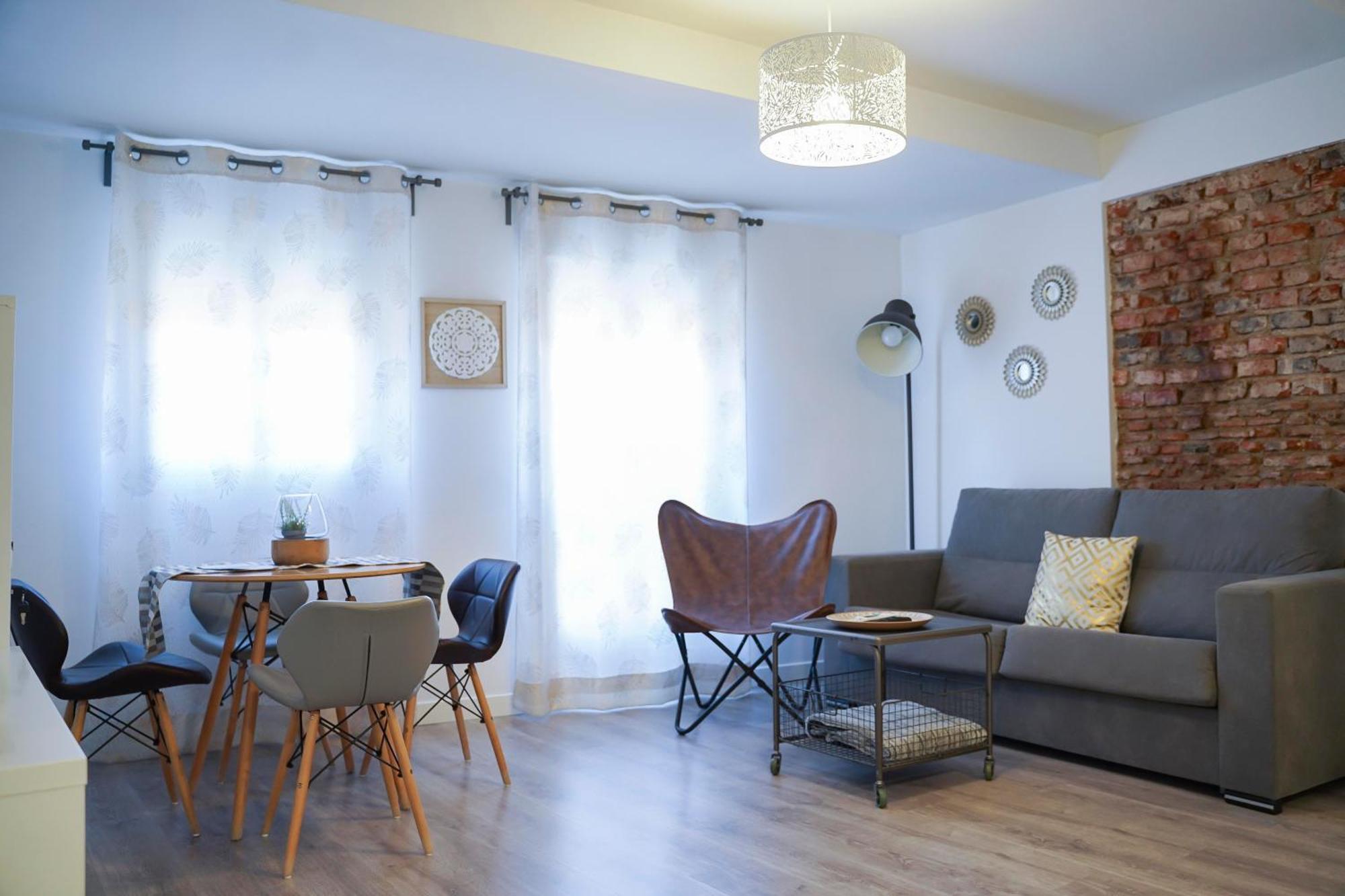 Apartamentos Suites Cariatide Пласенсия Екстериор снимка